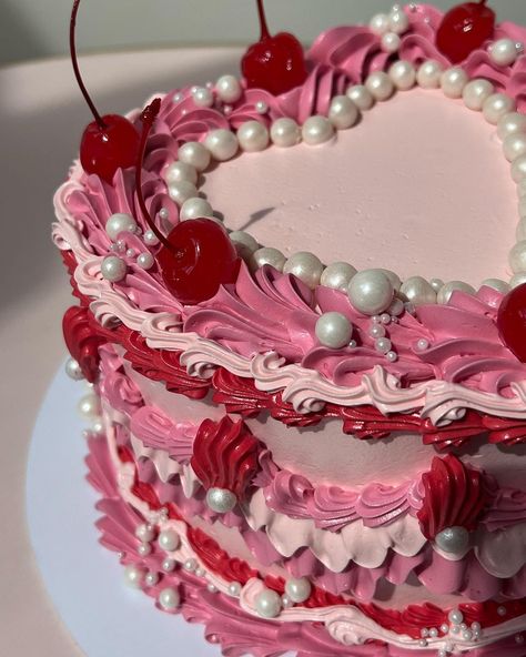 Vintage Heart Cake Aesthetic, Aesthetic Heart Cake, Pink Vintage Heart Cake, Heart Cake Aesthetic, Pink Birthday Cake Ideas, Heart Cake Designs, Vintage Cake Decorating, Edible Diamonds, Heart Cake Design