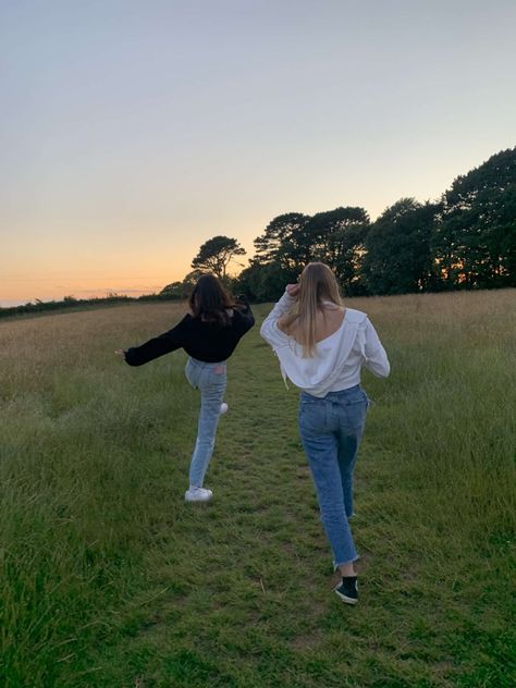 Walks Aesthetic Friends, Aesthetic Park Pictures With Friends, Walk With Friends Aesthetic, Summer Walks Aesthetic, Friends Walking Aesthetic, Nature Walk Aesthetic, Friends Walking Together, Sunset Pictures With Friends, Walks With Friends