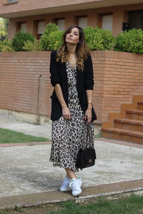 How to wear a maxi dress in the Fall Leopard Print Dress Outfit, Outfit Ideas Dress, Printed Dress Outfit, Giacca In Tweed, Vestidos Animal Print, Dress And Sneakers Outfit, Leopard Maxi Dress, Chique Outfit, Outfits Vestidos