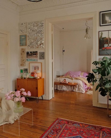 Casa Vintage, Apartment Decor Inspiration, Apartment Inspiration, Room Inspiration Bedroom, Room Ideas Bedroom, Apartment Room, Dream Rooms, Aesthetic Bedroom, Dream House Decor