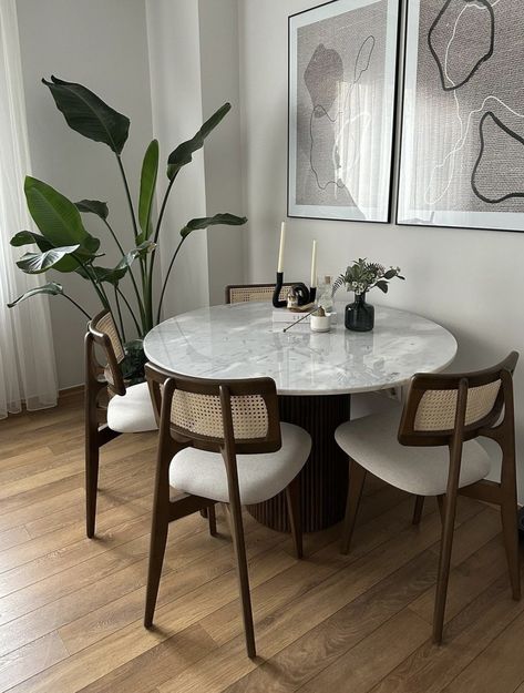 Small Apartment Living Room Dining Room, Apartment Dining Room Inspiration, Round Dining Table Chairs, Dining Table In Small Living Room, Studio Apartment Dining Area, Round Table Apartment, Small Dining Table In Living Room, Round Table Lighting, Apartment Dining Room Small