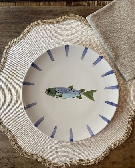 Maison Flâneur on Instagram: "Timeless scalloped placemats and hand painted fish plates for the win 🐟" Painted Dinner Plates, Pottery Painting Ideas Serving Dish, Ceramic Art Painting Ideas Plate, Ceramic Painting Fish, Funny Pottery Ideas, Paint Your Own Plate, Pottery Glaze Designs, Painted Ceramic Plate, Fish Ceramics Pottery