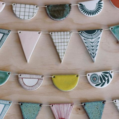 Ceramic Garland, Clay Bunting, Ceramic Mobiles Clay, Pottery Magnets Ceramics, Ceramic Bunting, Ceramic Souvenir, Pottery Fridge Magnets, Sculpture Diy, Diy Air Dry Clay