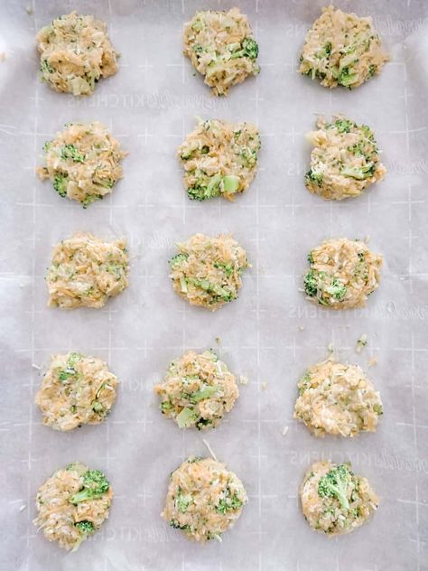 These 4 ingredient broccoli tots are perfect for toddlers or baby-led weaning. You can blend up the ingredients for a finer texture, or leave the broccoli chunky for baby to explore new textures! | broccoli tots for toddlers | easy toddler recipes | baby led weaning recipes | 8 month old baby led weaning recipes | food ideas for 12 month old | food ideas for 18 month old | veggie tots | broccoli bites | homemade #easyrecipe #babyledweaning #toddlerfood #toddlerrecipes Blw Recipes Meal Prep, Foods For One Year Olds Meals, 15 Month Old Dinner Ideas, Food Recipes For One Year Old, Blw Dinner Ideas 1 Year, Food For A 12 Month Old, Easy Blw Lunch, Infant Friendly Meals, 9 Month Meals