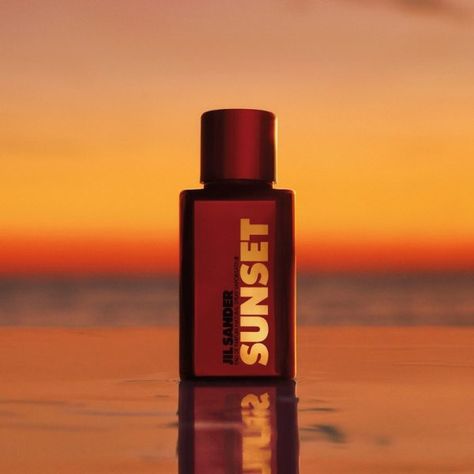 Jil Sander Sunset Perfume Campaign Fragrance Anna Ewers Sunkissed Makeup, Fragrance Campaign, Anna Ewers, Jil Sanders, Perfume Photography, Light Film, Beauty Products Photography, Blonde Beauty, Photography Products