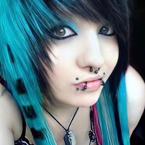 Scene Kid Makeup, Scene Makeup 2007, Scene Girl Makeup, Emo Scene Makeup, Emo Scene Aesthetic, Emo Boy Hair, Emo Scene Girls, Scene Makeup, Emo Girl Hairstyles