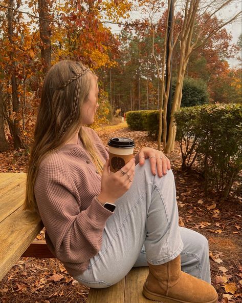 Fall Photography Poses, Fall Poses For Instagram, Fall Poses, Fall Pfp, خواتم خطوبة, Fall Pics, Fall Girl, Autumn Instagram, Autumn Girl