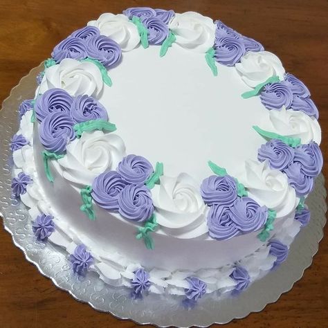 Spring Themed Birthday Cake, Buttercream Cake Designs Birthday, Pretty Cake Decorating, Simple Cake Designs Birthday, Round Cake Decorating Ideas, Simple Birthday Cake Designs, Round Birthday Cakes, Buttercream Cake Designs, Single Layer Cakes