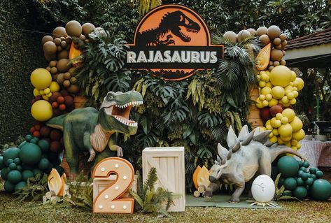 LittleThoughts Planner on Instagram: “Another Dinosaurs themed birthday decoration this week! Definately everyone’s favorite themed. Do you agree with us? This is our dinosaurs…” Dinosaur Birthday Party Food, Jurassic Park Birthday Party, Jurassic Park Party, Dinosaur Birthday Theme, Birthday Party At Park, Jurassic Park Birthday, Dinosaur Birthday Party Decorations, Park Birthday, Dinosaur Themed Birthday Party