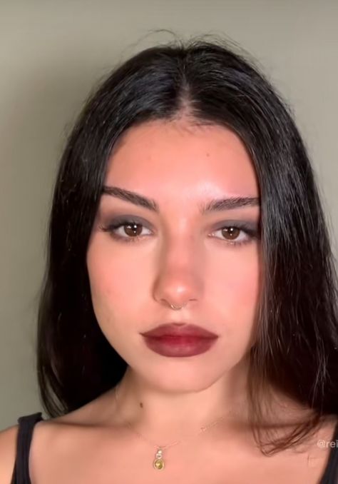 Everyday Vampy Makeup, Subtle Dark Feminine Makeup, Cas Concert Makeup, Dark Moody Makeup, Basic Grunge Makeup, Subtle Dark Makeup, Subtle Vampire Makeup, Low Weight Makeup, 90s Makeup Aesthetic