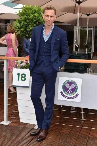 Tom Hiddleston in Wimbledon 2015. He's too perfect. I can not handle what he is it too sexy Suit Without Tie, Tom Hiddleston Benedict Cumberbatch, Tom Hiddleston Funny, Successful Men, Thomas William Hiddleston, Tom Hiddleston Loki, Ralph Lauren Purple Label, Three Piece Suit, Business Suit