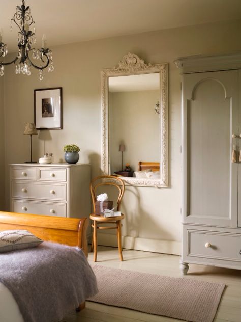 Relaxing bedroom painted in Farrow and Ball Old White 1930s Home Decor, 1930s Decor, Vintage Bedroom Styles, 1930s House, 1930s Style, Modern Rustic Homes, Relaxing Bedroom, Farrow And Ball, Style Bedroom