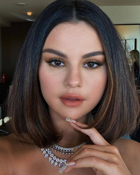 1,754 Likes, 5 Comments - Fan Account (@gomezupdatesmarie2) on Instagram: “New Selfie 🥰 👑 😍 💫  #selenagomez #selena #selenator #selenators #SG2 #wowp #fans #selenaiscoming…” Selena Gomez Short Hair, Selena Selena, Selena Gomez Makeup, Selena Gomez Hair, Lob Hairstyle, Bob Haircuts For Women, Balayage Highlights, Winter Hairstyles, Short Bob Hairstyles