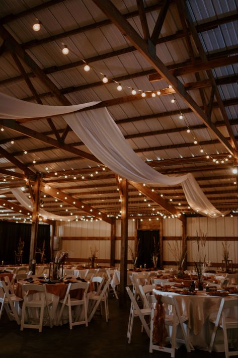 Country Wedding Venues Outdoor Ceremony, Light Pink Western Wedding, Country Wedding Set Up, Boathouse Wedding Decor, Boho Prom Decorations, Wedding In Shed, Rustic Wedding Venue Decor, Western Indoor Wedding, Barn Quinceanera Ideas