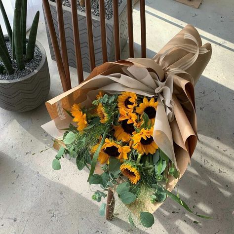 Simple Sunflower Bouquet, Simple Sunflower, Poppy Seed Muffins, Sunflower Bouquet, Flowers Bouquet Gift, Beautiful Aesthetic, Flower Hair Accessories, Hello Beautiful, Amazing Flowers