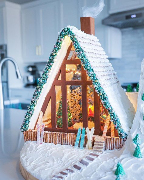 Gingerbread Lake House, Ski Chalet Gingerbread House, Gingerbread Ski Chalet, Gingerbread Ski Lodge, Gingerbread Building Ideas, Gingerbread House Creative, Gingrtbread Houses Ideas, Easy Gingerbread House Designs, Cool Gingerbread House Ideas