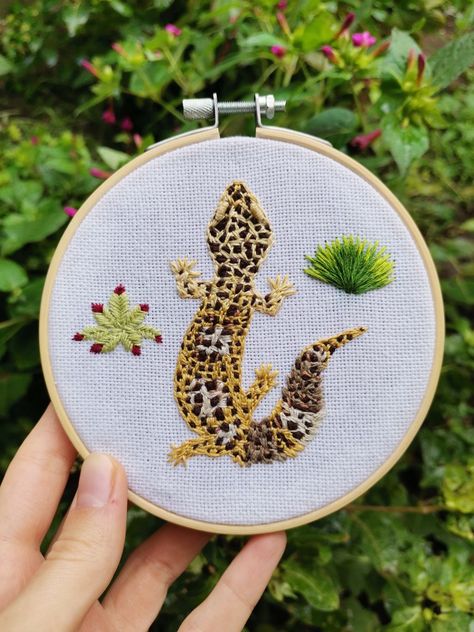 Leopard gecko hand stitch embroidery, succulents on the side, yellow Gecko Embroidery, Lizard Embroidery, Stitch Ideas, Leopard Gecko, Mini Drawings, Gecko, Embroidery Thread, Beaded Embroidery, Cross Stitch Embroidery