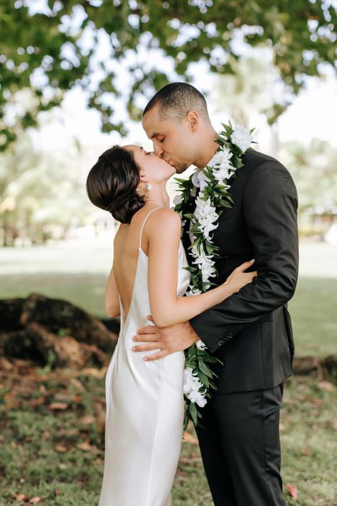 Hawaiian Wedding Themes, Hawaiian Wedding Dress, Kauai Wedding, Cottage Wedding, Oahu Wedding, Wedding Picture Poses, Hawaiian Wedding, White Orchids, Local Wedding