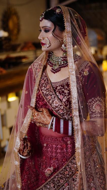 Photo By Makeup by Shweta Chauhan - Bridal Makeup Couple Wedding Dress Indian Hindu, Wedding Dulhan Pose, Bridal Makeup Pictures, Bride Fashion Photography, Latest Bridal Makeup, Keep Smile, Latest Bridal Lehenga Designs, Indian Bride Photography Poses, Indian Wedding Makeup