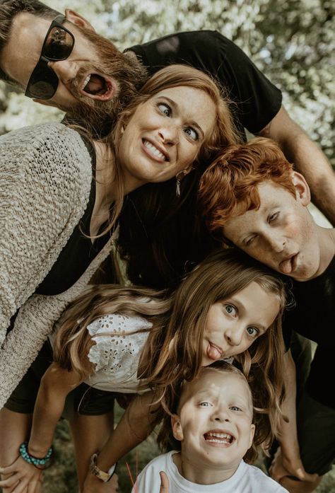 Photo Ideas For Family Of 4, Family Photo Portraits, Diy Family Portraits Ideas, Creative Family Poses, Family Portrait Poses Single Mom, Posing Family Of 4 With Teens, Family Photo With Teenage Children, Older Sibling With Younger Sibling Poses, 3 Kid Family Photoshoot