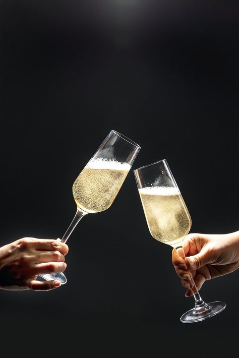 Couple celebrating with champagne on dark background | free image by rawpixel.com / Teddy Rawpixel Cheers Photo, Cherry Wine, Fancy Cocktails, Glass Of Champagne, Champagne Cocktail, Types Of Wine, Crystal Champagne, Photo Decor, Uv Print