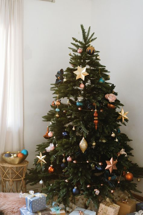 family-holiday-traditions-to-start-9 Family Holiday Traditions, Best Christmas Tree Decorations, Christmas Tree Inspo, Holiday Traditions Family, Christmas Apartment, Orange Christmas, Tree Themes, Hosting Holidays, Christmas Interiors