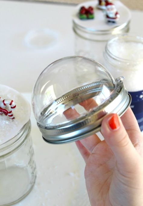 Snow Globe Mason Jar, Jar Christmas Gifts, Mason Jar Lids Crafts, Mason Jar Snow Globe, Jar Lid Crafts, Mason Jar Christmas Crafts, Christmas Mason Jars Diy, Mason Jar Christmas, Jul Diy