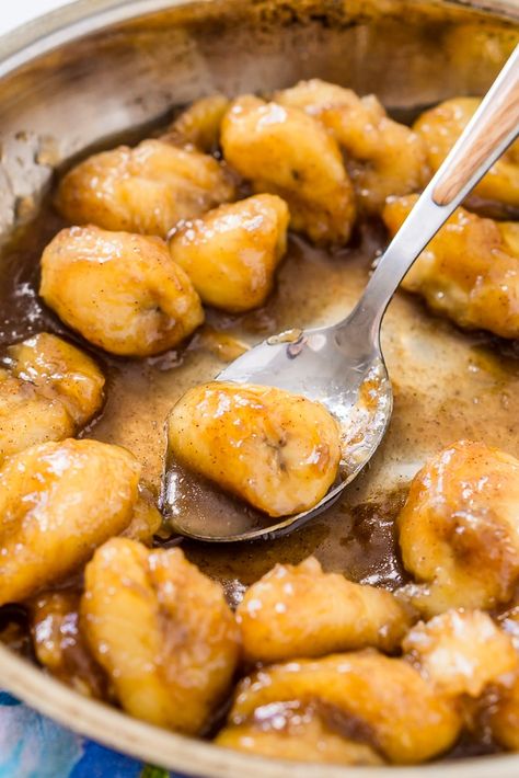 Bananas Foster is a deliciously rich and easy recipe laced with dark rum and brown sugar for a warm sweet dessert you'll want to make again and again! Bananas Foster Recipe Easy, Bananas Foster Recipe, Bananas Foster Sauce, Banana Foster Pancakes, Starbucks Banana, Banana Foster Recipe, Banana Foster, Recipe Banana, Butter Cinnamon