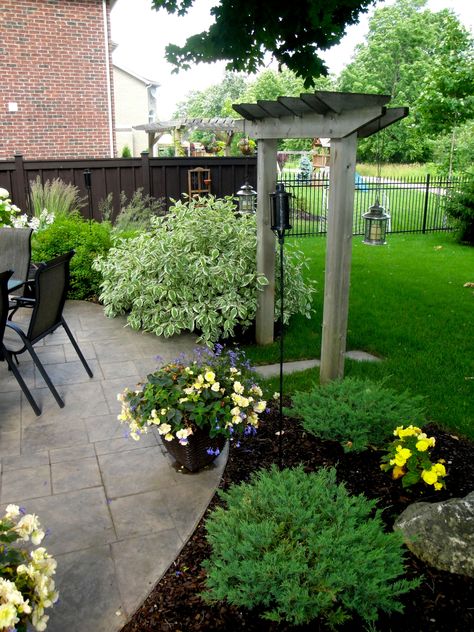 Planting transition from patio to lawn space Patio To Garden Transition, Patio To Yard Transition, Patio To Lawn Transition, Patio Transition Ideas, Backyard Planting, Backyard Fountain, Trellis Garden, Fountain Ideas, Fire Pit Landscaping