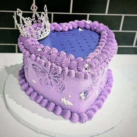 Happy Monday! Purple heart cakes from this weekend. #odenisecupcakesandsweets #millbrookalabamabaker #montgomeryalabama #cakedecorating #smallbusiness #cakeart Purple Colour Cake, Cute Purple Cake, Purple And Silver Cake, Purple Cake Ideas, Purple Birthday Cakes, Purple Vintage Cake, Purple Heart Cake, 2024 Cake, 2025 Inspiration