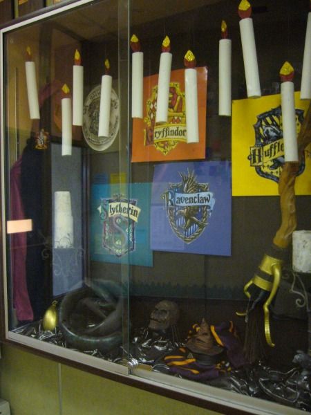 Harry Potter book display ~~~~~~~~~~~~~~~~~~~~~~~~~~~~~~ Love, love, LOVE the floating candles! Hogwarts Window, Harry Potter Classroom Theme, Literary Costumes, Harry Potter Display, Halloween Library, Passive Programming, Harry Potter Library, Harry Potter Store, Decoration Classroom