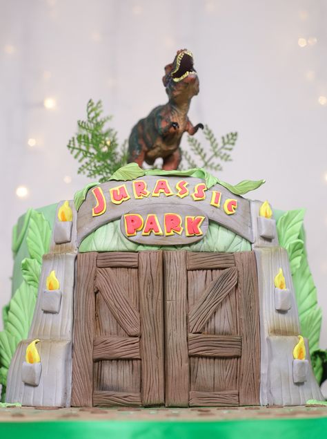 Jurassic Park inspired cake - Cakey Goodness Jurassic Park Entrance, Fête Jurassic Park, Jurassic Park Cake, Cookies Cream Cake, Jurassic World Cake, Jurassic Park Birthday Party, Jurassic Park Party, Jurassic Park Birthday, Doll Birthday Cake