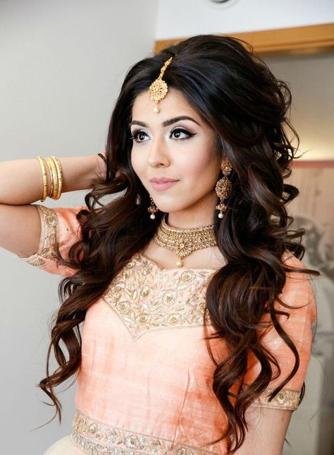 The bride who has all the eyes glued on her must check out the different hairstyle for women wedding to look the best along with wearing the prettiest dress for the occasion. To know more https://bit.ly/2rpebTA #hairstyleforwomenwedding #Fashionterest hairstyle for women wedding Indian Party Hairstyles, Pakistani Bridal Hairstyles, Engagement Hairstyles, Best Wedding Makeup, Indian Wedding Hairstyles, Best Wedding Hairstyles, Indian Bridal Hairstyles, Braut Make-up, Trendy Wedding Hairstyles