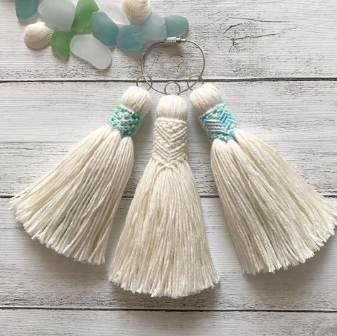 Macrame Pompom, Tassels Tutorials, Tassel Crafts, Makramee Diy, Diy Tassel, Macrame Wall Art, Tassels Fashion, Micro Macramé, Tassel Keychain