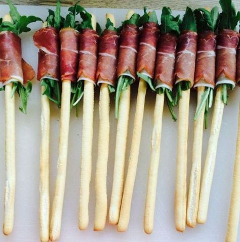 Prosciutto-wrapped breadsticks New Year's Eve Appetizers, Party Food Platters, Charcuterie Recipes, Appetizer Bites, Finger Food Appetizers, Deilig Mat, Snacks Für Party, Party Food Appetizers, Food Platters