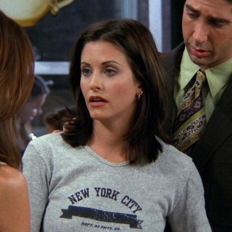 Hair Cuts 90s, Courtney Cox Hair, Monica Friends, Monica Gellar, Fictional Women, I'm Jealous, Courtney Cox, Monica Geller, 90s Hairstyles