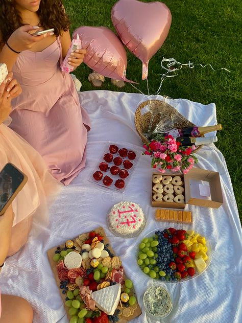 #aesthetic #picnic #picnicaesthetic #fieldpicnic #pinkpicnic #birthday #birthdaypicnic #17birthday Chilled Birthday Ideas, Picnic Aesthetic For Two, Central Park Birthday Picnic, Picnic Group Photo, Bday Party Picnic, Fall Birthday Picnic Ideas, Bday Aesthetic Ideas, 21 Birthday Picnic, Small Birthday Picnic Ideas