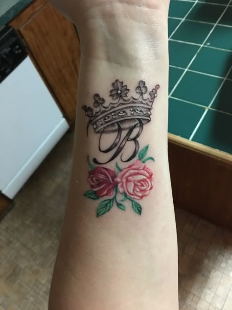 Letter b with queen crown and flowers Letter B Tattoo, Crown Tattoos For Women, Font Tato, Tato Dengan Makna, Tattoos Infinity, Crown Tattoo Design, Flower Wrist Tattoos, Queen Tattoo, Roses Tattoo