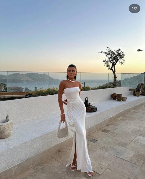 Dubai Evening Outfits, Summer Holiday Evening Outfits, Yacht Party Outfit Summer, Long Dress Poses Instagram, Dubai Vacation Outfits, Evening Holiday Outfits, Yacht Party Outfit, Rich Outfits, Dubai Outfits