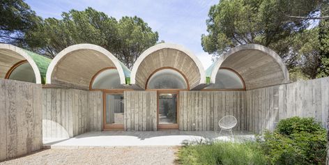 Gallery of Concrete Barrel Vaults Applied in 10 Projects of Contemporary Architecture - 2 One Storey House, Housing Ideas, Roof Architecture, Concrete Roof, Green Tile, Architecture Exterior, Architecture Photo, Structural Engineering, Bath House