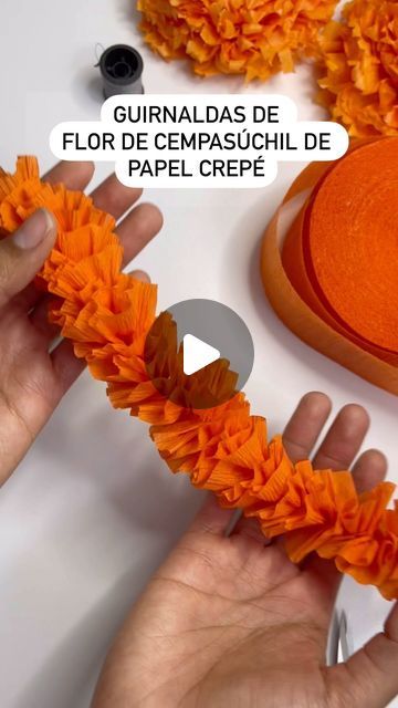 263K views · 16K likes | Monica Silva on Instagram: "Parte 4 | Guirnaldas de flor de cempasúchil de papel crepé para altar de día de muertos #floresdepapel #flordecempasuchil #diademuertos #diadelosmuertos #guirnaldadefloresdepapel" Dia De Los Muertos Altar Ideas Diy Small, How To Make An Ofrenda, Simple Ofrenda Ideas, Diy Altar De Muertos Ideas, Ideas Con Papel Crepe, Altar De Muertos Ideas, Diy Ofrenda Alter, Ofrenda Ideas, Dia De Los Muertos Crafts Ideas