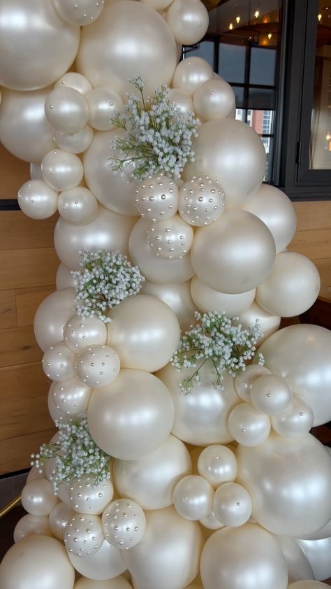 M&K EVENTS | Bride to be 🤍 #M&KEvents #bridetobe #bride #chicago #chicagoballoons #chicagoballoon #chicagoballoon #bridetobe #balloons #luxuryballoons … | Instagram Balloon Installation Wedding, Vintage Pearl Wedding Decor, Wedding Balloons With Flowers, Balloon For Wedding, Balloon Garland Engagement, Sophisticated Balloon Decor, Wedding Balloon Display, Balloons At A Wedding, Bride Balloon Arch