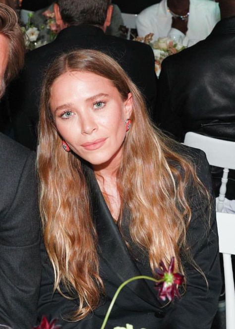 Mary Kate Olsen messy soft waves hair style #olsentwins Olsen Twin Hair, Mary Kate Hair, Mary Kate And Ashley Olsen Hair, Mary Kate Olsen Hair, Olsen Twins Hair, Mermaid Hair Waves, Ashley Olsen Hair, Olsen Hair, Soft Waves Hair