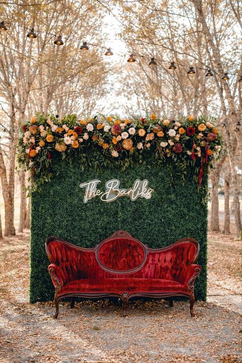 Outside Wedding Photo Booth, Vintage Back Drop Ideas, Vintage Couch At Wedding, Wedding Photo Booth Outdoor, Wedding Photo Booths Ideas, Outdoor Wedding Photo Backdrop Ideas, Vintage Photo Booth Backdrop, Permanent Photo Backdrop, Couch For Wedding Reception