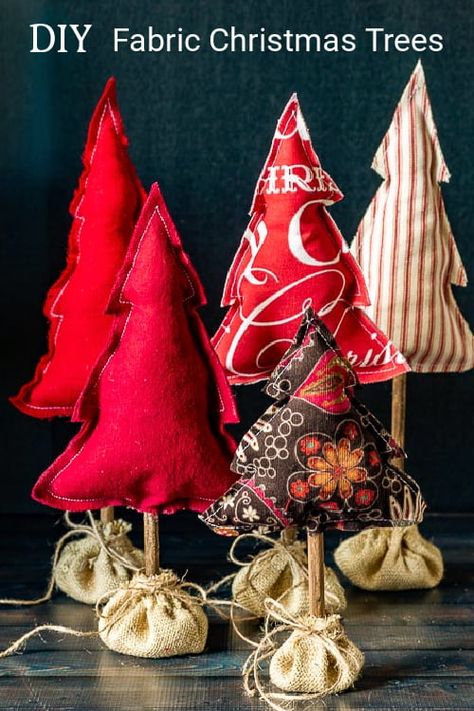 Stuffed Fabric Christmas Trees, Holiday Fabric Crafts, Christmas Fabric Crafts, Diy Jul, Fabric Crafts Diy, Christmas Sewing Projects, Fabric Christmas Trees, Fun Fabric, Fabric Christmas Ornaments Diy