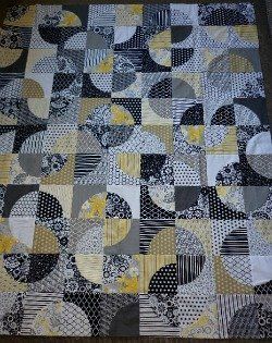 Circle Quilt Patterns, Drunkards Path Quilt, Drunkards Path, Black And White Quilts, Quilting Designs Patterns, Quilt Modernen, Scrappy Quilt Patterns, Circle Quilts, Scrap Quilt Patterns