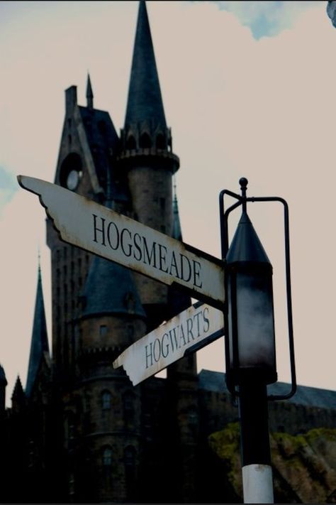 Hogsmeade & Hogwarts street sign Grafika Vintage, Whats Wallpaper, Harry Potter Wall, Tapeta Harry Potter, Harry Potter Background, Buku Harry Potter, Theme Harry Potter, Images Harry Potter, Hogwarts Aesthetic