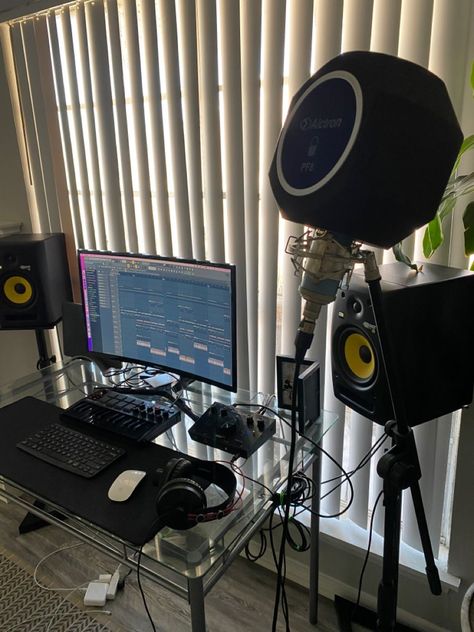 Home studio Studio Astetic, Fl Studio Aesthetic, Home Studio Music Ideas, Rap Studio, Music Studio Aesthetic, Home Recording Studio Setup, Recording Studio Setup, Producer Studio, Studio Aesthetic