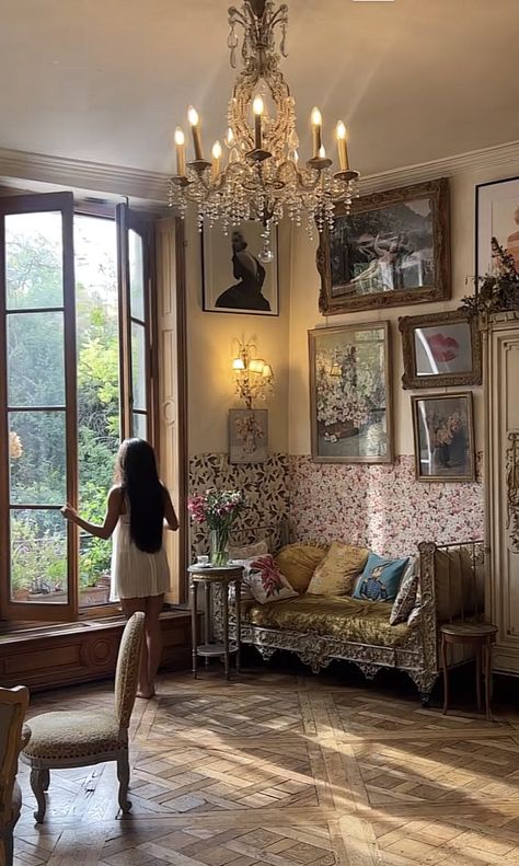 Paris Apartment Interiors, French Baroque, Tiny Apartment, Money Aesthetic, Loft Apartment, Old Money Aesthetic, Small Space, Old Money, Dream House