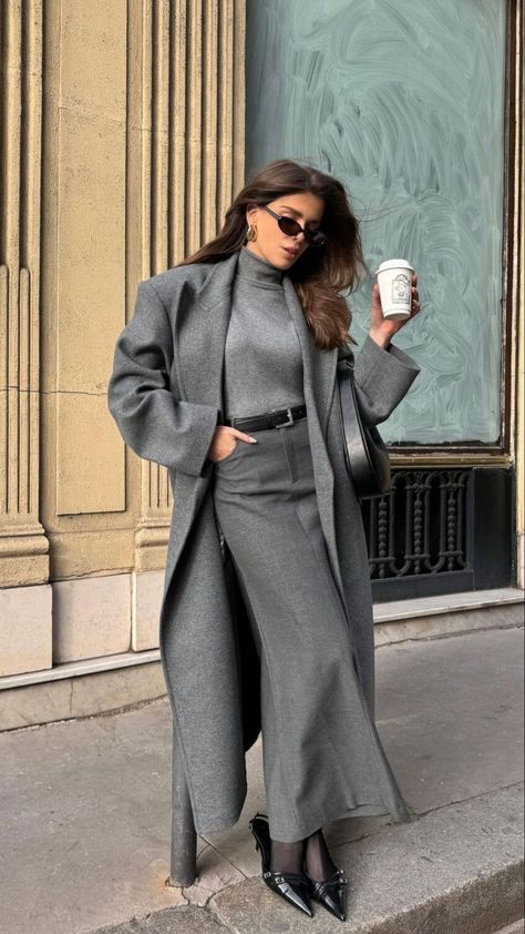 Gray Autumn Outfit, Female Lawyer Fashion, French Wardrobe Basics, Stile Blair Waldorf, Adrette Outfits, Grey Maxi Skirts, French Wardrobe, Mode Hijabi, Lawyer Fashion